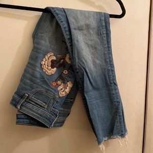 Nice condition embroidered Abercrombie and Fitch cropped jeans